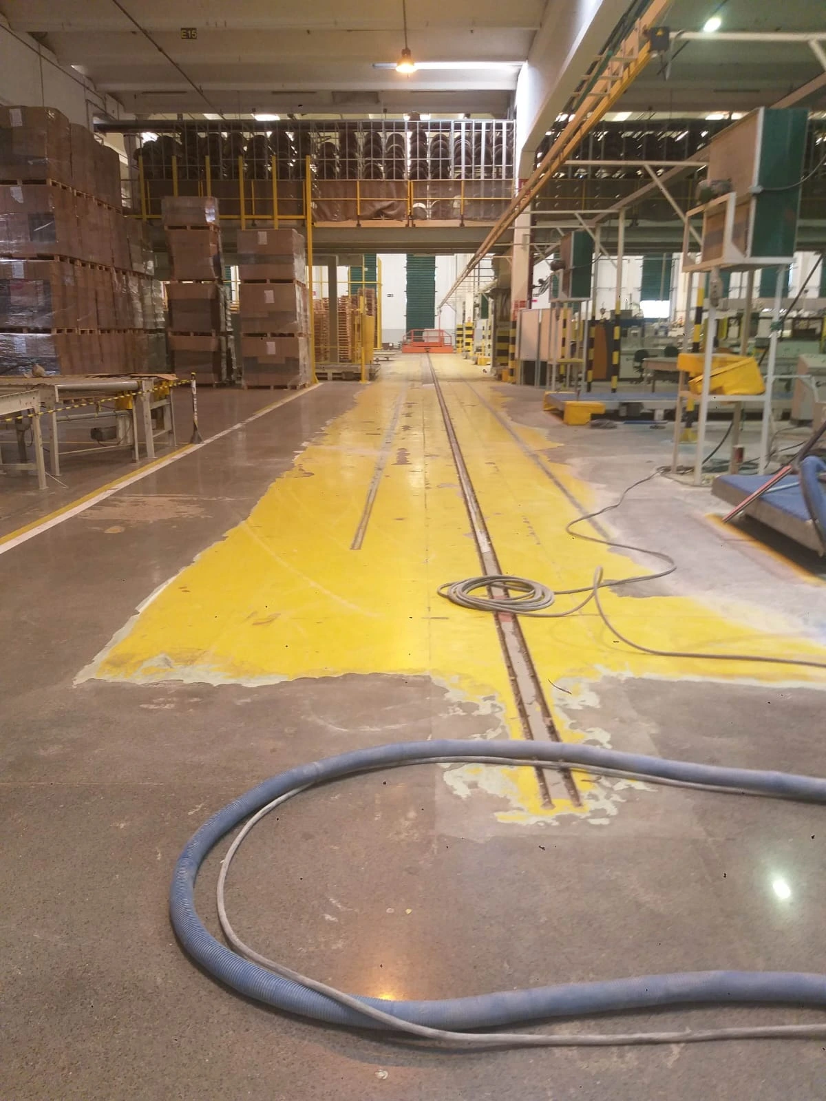 Remoção de demarcação em piso industrial