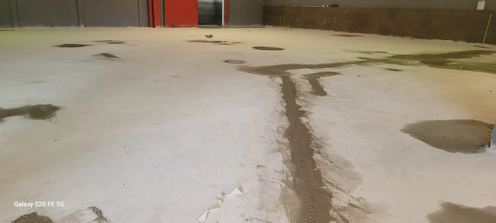 Preparação do piso de concreto em obra