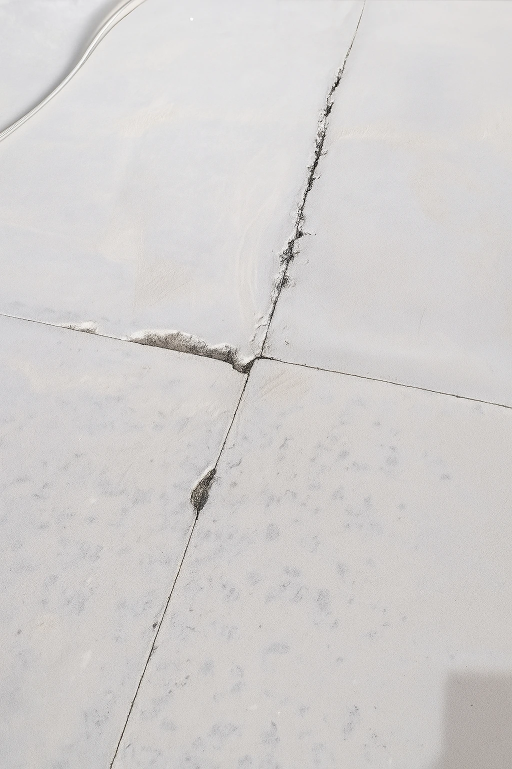 Detalhe de trinca em piso de concreto