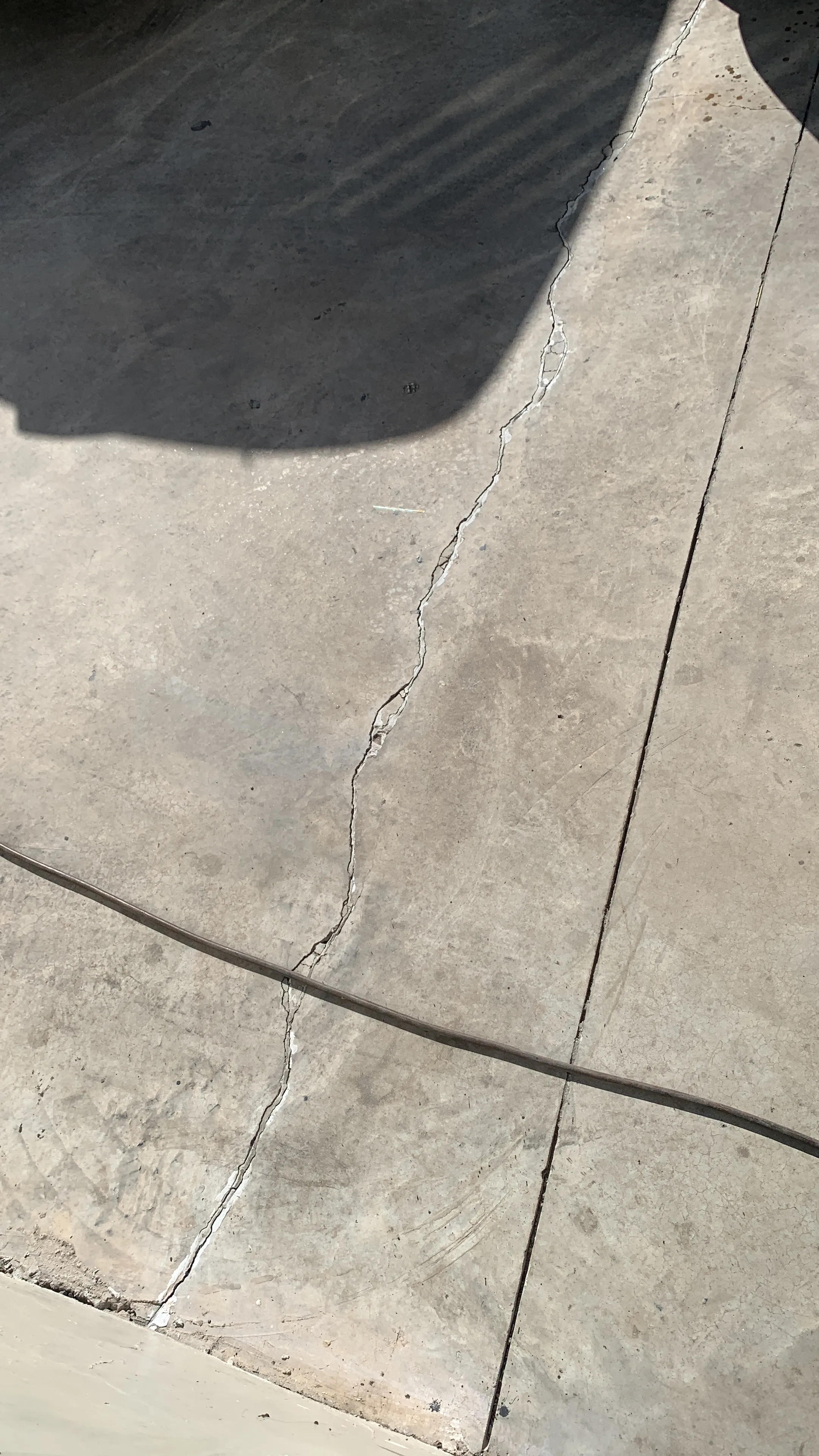 Trinca em piso de concreto externo