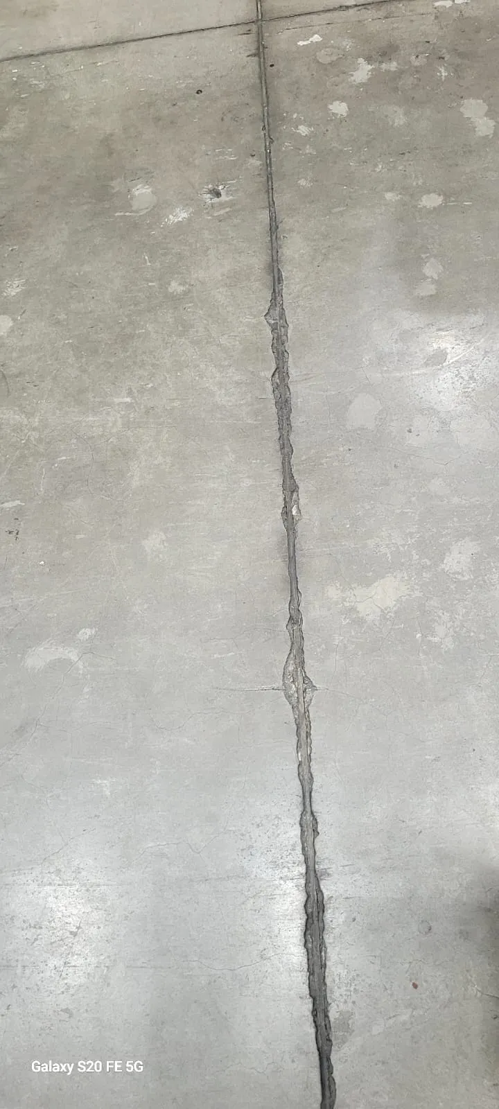 Trinca selada em piso de concreto